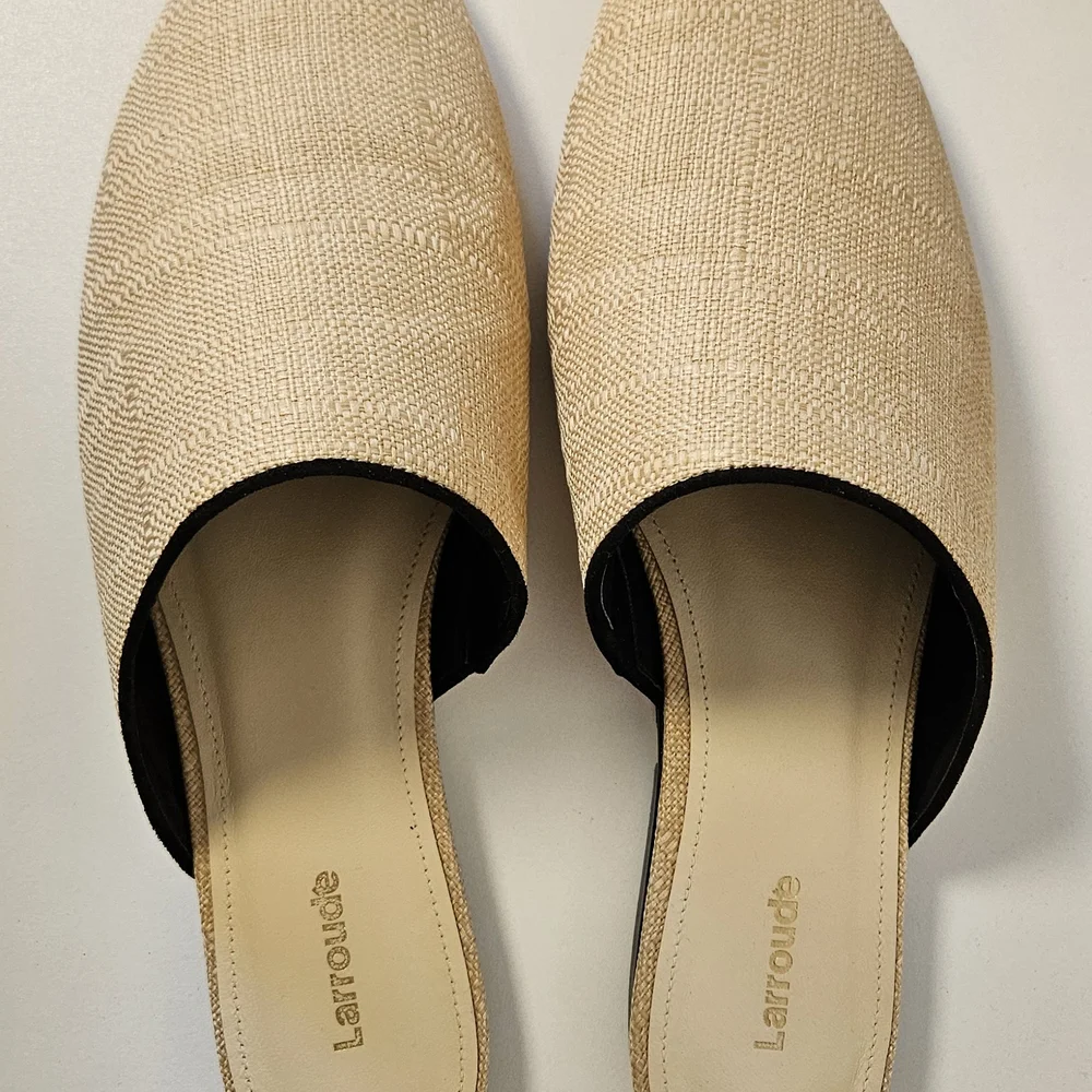 Larroudé Venice Flat Mule – Beige Raffia/Black Trim - Picture 4 of 8